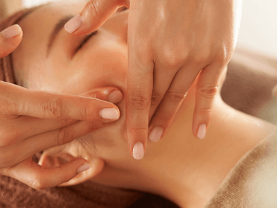 フェイシャルマッサージ